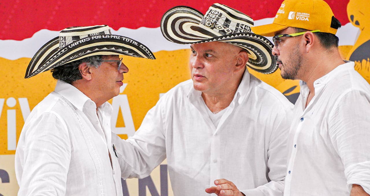 El presidente Gustavo Petro, el exparamilitar Salvatore Mancuso y el director de la ANT, Juan Felipe Harman, estuvieron en el ahora polémico evento de entrega de tierras.