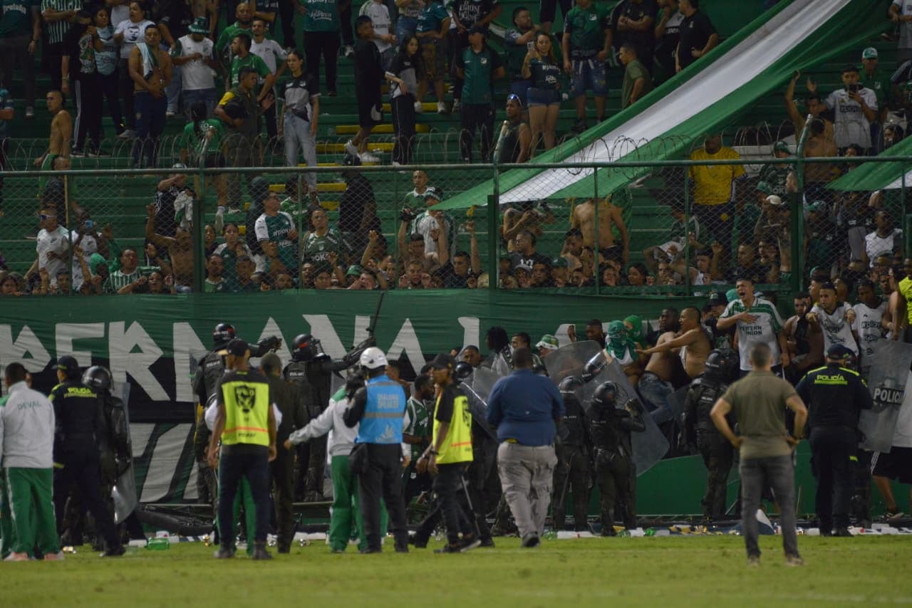 Momento en el los hinchas del Deportivo Cali intentan invadir el campo de juego en el partido contra Atlético Bucaramanga.