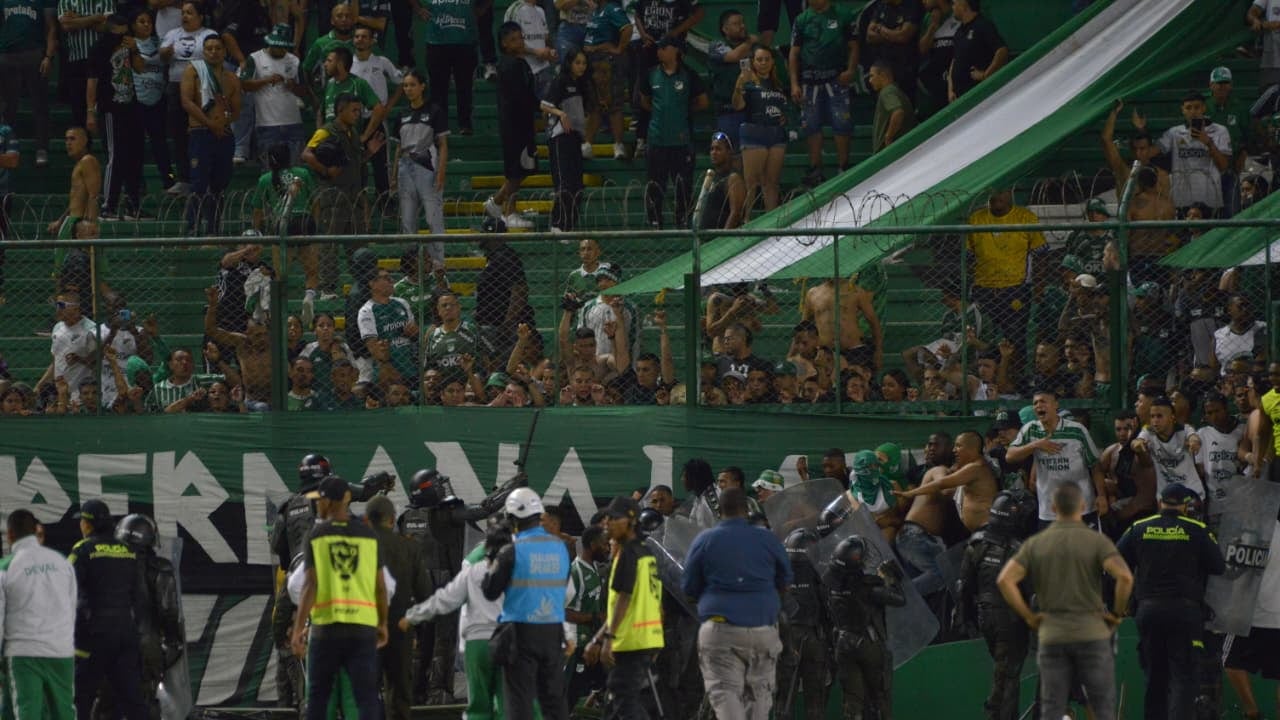 Momento en el los hinchas del Deportivo Cali intentan invadir el campo de juego en el partido contra Atlético Bucaramanga.