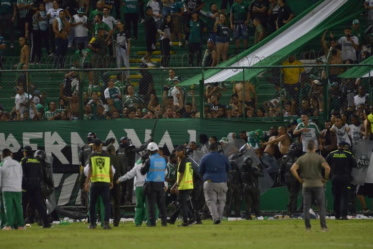Momento en el los hinchas del Deportivo Cali intentan invadir el campo de juego en el partido contra Atlético Bucaramanga.