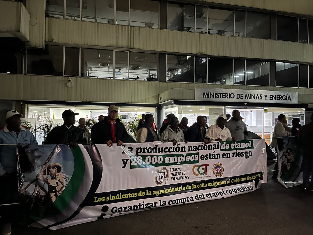Trabajadores del sector agroindustrial permanecen desde tempranas horas frente al Ministerio de Minas y Energía, solicitando medidas urgentes ante el excedente de producción que amenaza la estabilidad de las plantas de bioetanol en el suroccidente colombiano.
