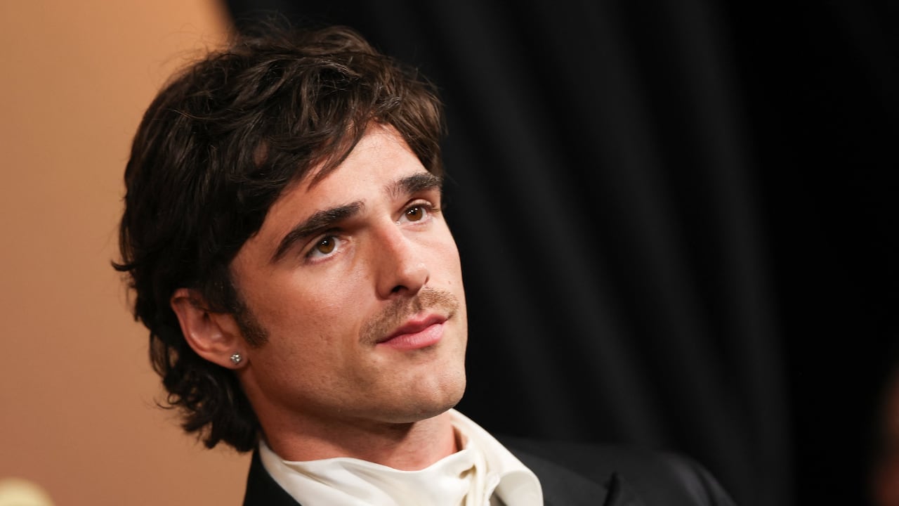 El actor australiano Jacob Elodi asiste a los 16.º Premios de los Gobernadores en el Ray Dolby Ballroom en Ovation Hollywood en Los Ángeles el 16 de noviembre de 2025.