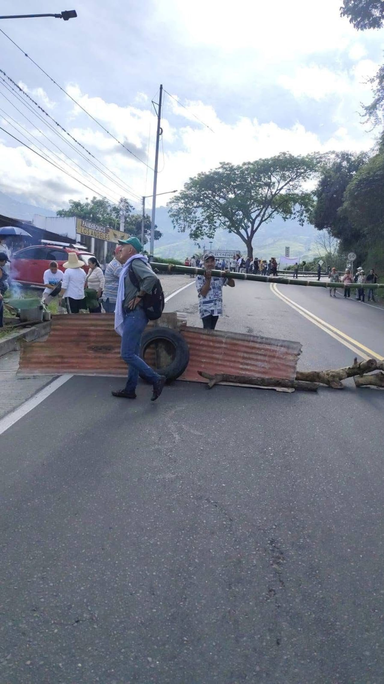 Las personas han atravesado algunos elementos en las vías para evitar el paso de los vehículos.