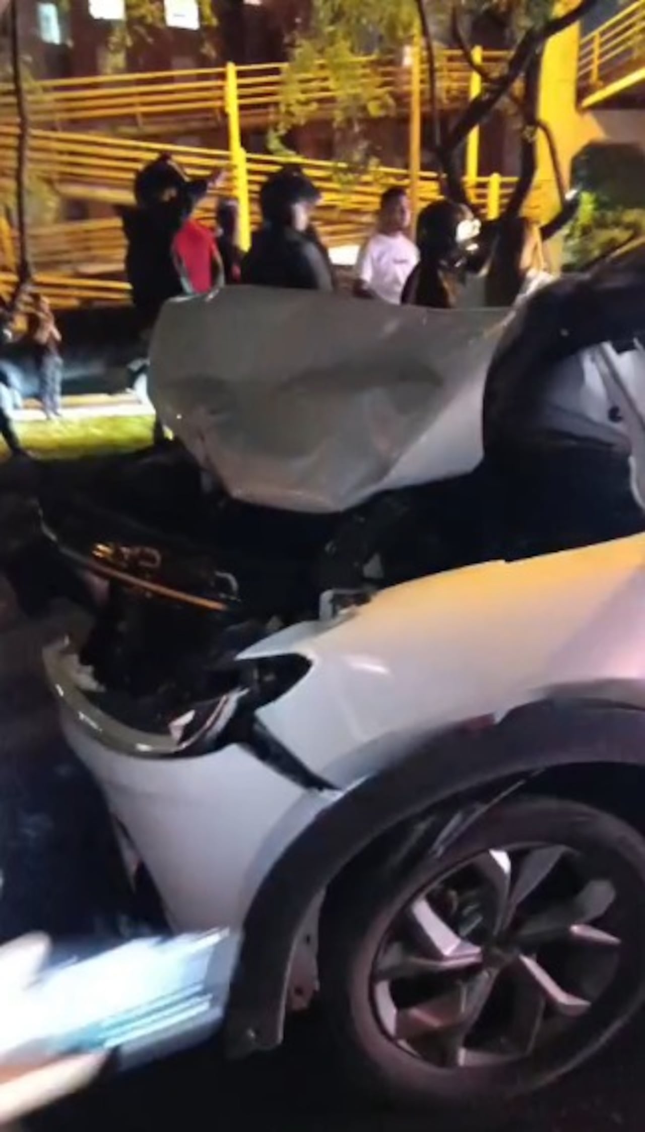 Camioneta choca con una motocicleta y conductora del vehículo de dos llantas falleció.