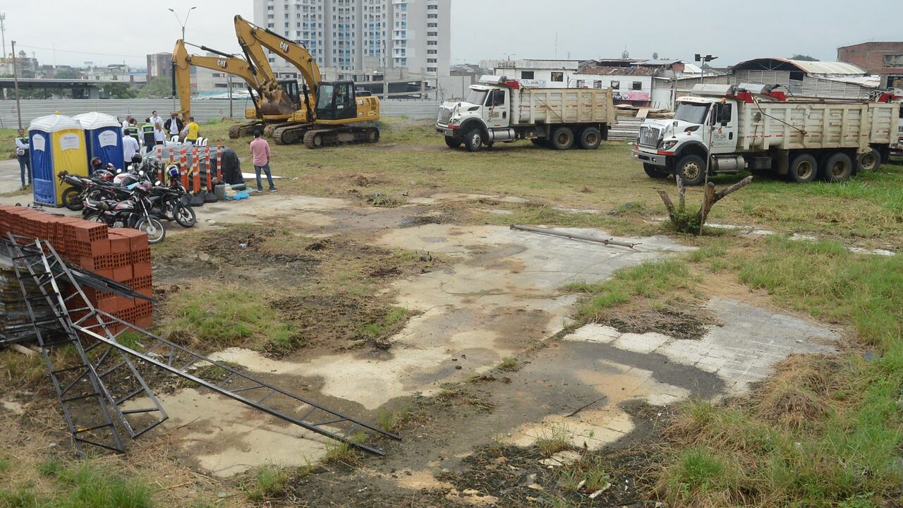 Cali: Con la firma del acta de inicio por parte de FGN sé da vía libre para que el constructor pueda iniciar las obras sobre el lote entre calle 12 y 13 con cr 10. Con movimiento de volquetas arranca la construcción del búnker de la Fiscalía.