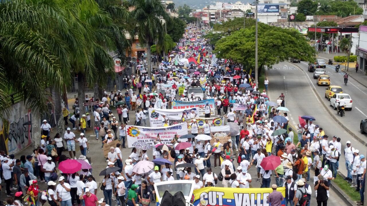 Con camisetas blancas, cánticos y muchas pancartas, miles de personas salieron a las calles a manifestarse en apoyo del Gobierno de Gustavo Petro.