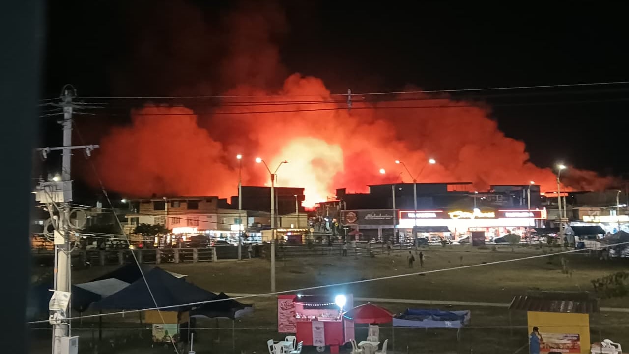 Grave incendio se registra a esta hora en el municipio de Candelaria.