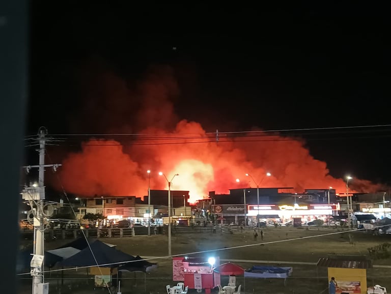 Grave incendio se registra a esta hora en el municipio de Candelaria.