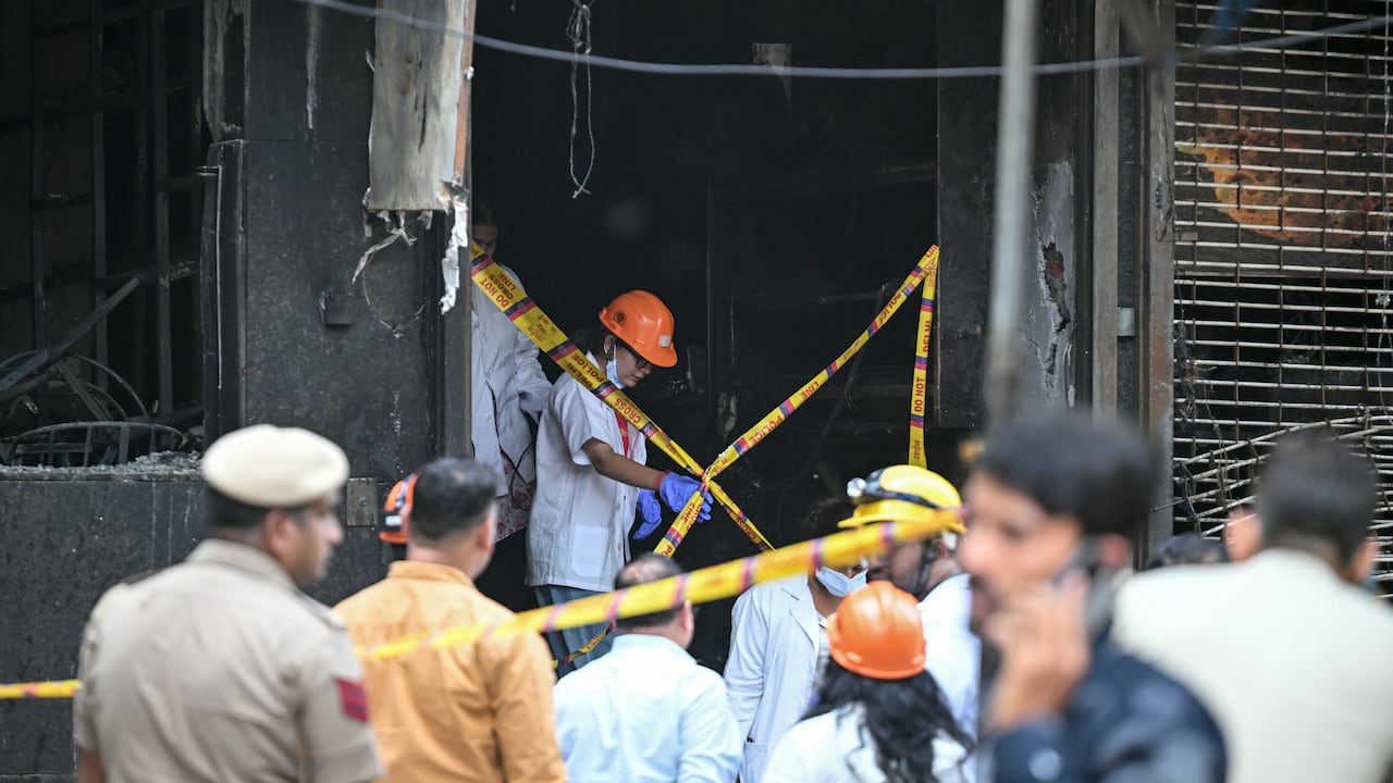 Miembros del equipo forense inspeccionan el lugar tras el incendio que se produjo en un hotel de Nueva Delhi el 3 de junio de 2026.