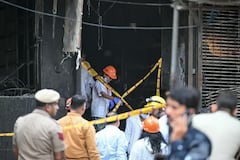 Miembros del equipo forense inspeccionan el lugar tras el incendio que se produjo en un hotel de Nueva Delhi el 3 de junio de 2026.