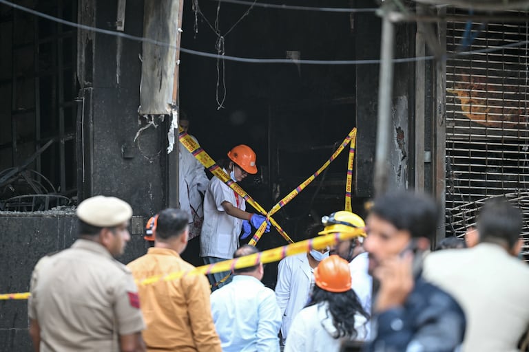 Miembros del equipo forense inspeccionan el lugar tras el incendio que se produjo en un hotel de Nueva Delhi el 3 de junio de 2026.