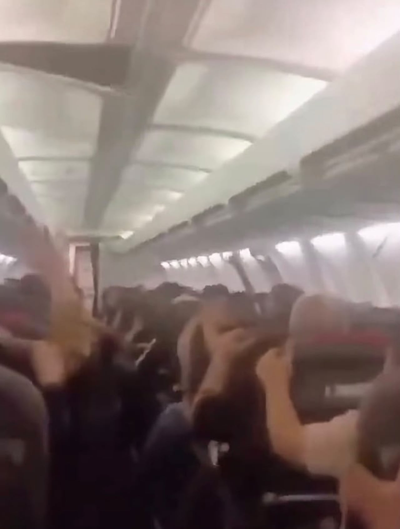 Avión sufre incidente en pleno vuelo.