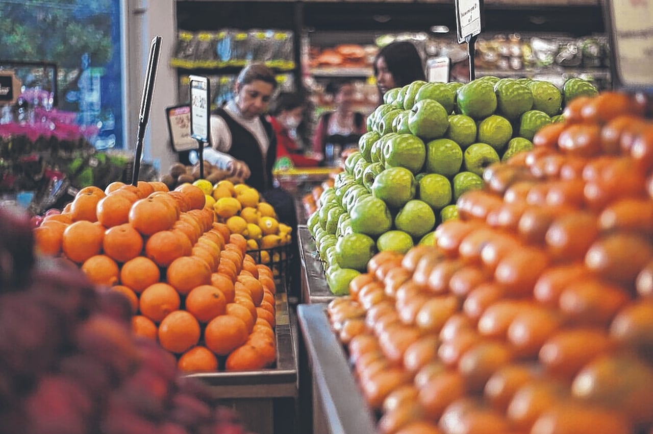 El alza del salario cambió las proyecciones de la inflación del 2026 al alza. Se teme que los alimentos también se impactarán.