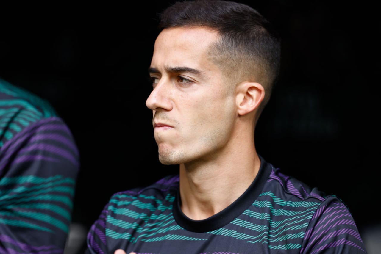Lucas Vásquez en el banquillo de suplentes, durante partido del Real Madrid