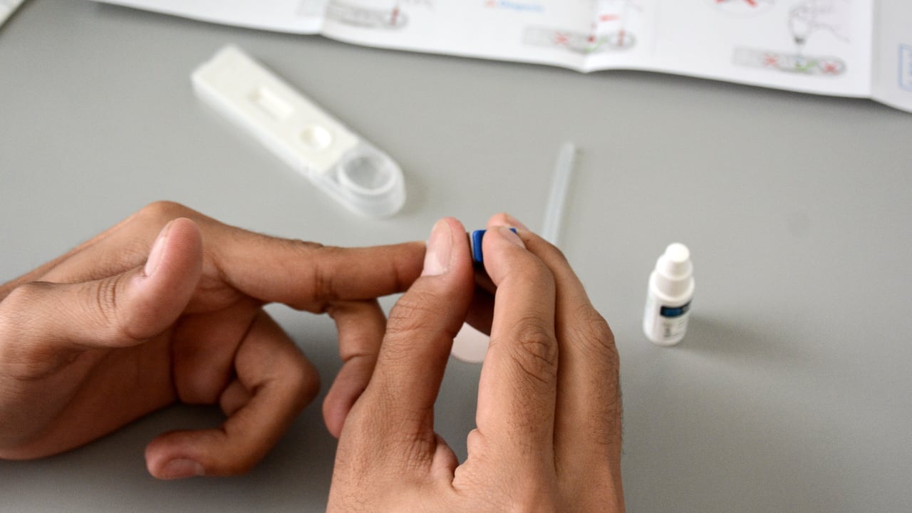 En el Hospital de Siloé, se puede acceder a pruebas gratuitas de VIH. La Secretaría de Salud de Cali ha instalado una máquina dispensadora de autotest de VIH en este centro de salud, la cual permite realizar pruebas rápidas, privadas y en solo 15 minutos. Foto Jorge Orozco /El País