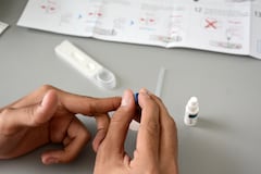 En el Hospital de Siloé, se puede acceder a pruebas gratuitas de VIH. La Secretaría de Salud de Cali ha instalado una máquina dispensadora de autotest de VIH en este centro de salud, la cual permite realizar pruebas rápidas, privadas y en solo 15 minutos. Foto Jorge Orozco /El País