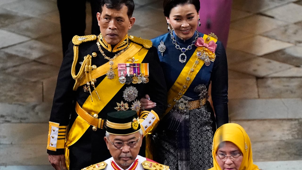 El rey Vajiralongkorn y la reina Suthida de Tailandia llegan a la Abadía de Westminster en el centro de Londres el 6 de mayo de 2023, antes de las coronaciones del rey Carlos III de Gran Bretaña y la reina consorte Camilla de Gran Bretaña.