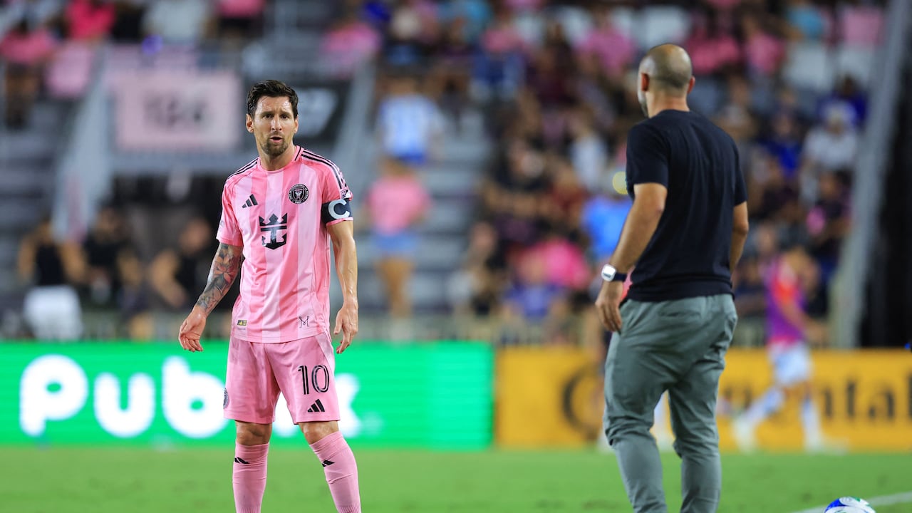 Lionel Messi #10 del Inter Miami CF conversa con Javier Mascherano, entrenador del Inter Miami CF, durante el partido de la MLS entre el Inter Miami CF y el Chicago Fire FC en el Chase Stadium el 30 de septiembre de 2025 en Fort Lauderdale, Florida.