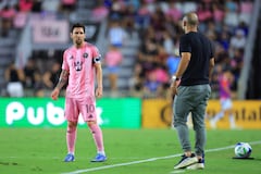 Lionel Messi #10 del Inter Miami CF conversa con Javier Mascherano, entrenador del Inter Miami CF, durante el partido de la MLS entre el Inter Miami CF y el Chicago Fire FC en el Chase Stadium el 30 de septiembre de 2025 en Fort Lauderdale, Florida.
