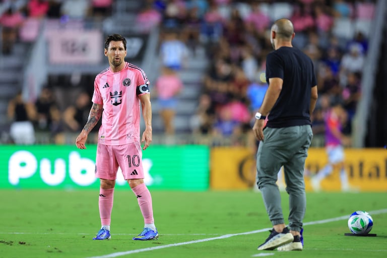 Lionel Messi #10 del Inter Miami CF conversa con Javier Mascherano, entrenador del Inter Miami CF, durante el partido de la MLS entre el Inter Miami CF y el Chicago Fire FC en el Chase Stadium el 30 de septiembre de 2025 en Fort Lauderdale, Florida.