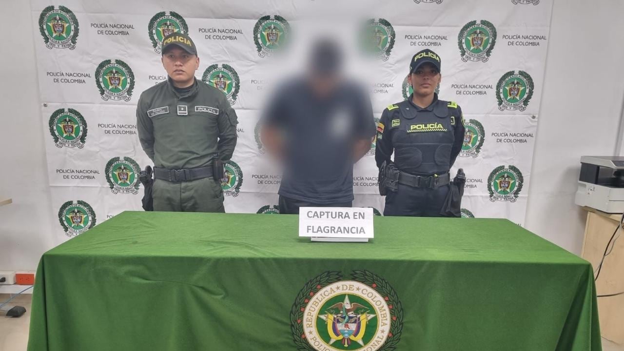 Momento en el que las autoridades comienzan la judicialización del presunto responsable de la muerte de un animal en Palmira.