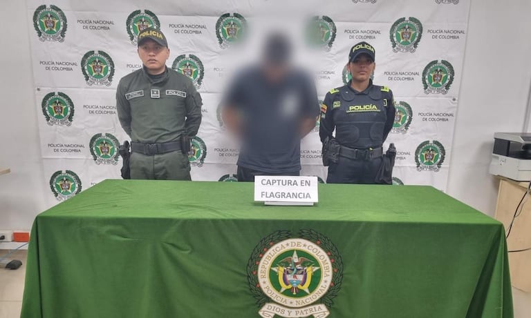 Momento en el que las autoridades comienzan la judicialización del presunto responsable de la muerte de un animal en Palmira.