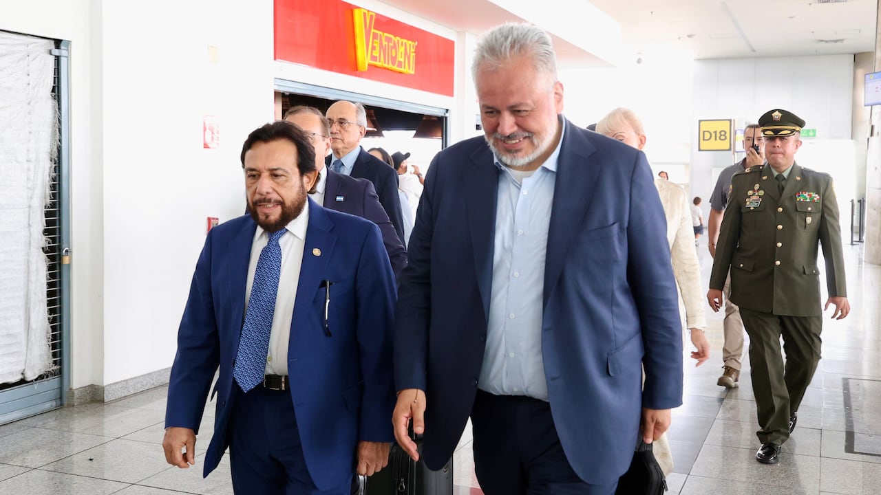 Vicepresidente de El Salvador, Félix Ulloa (izquierda), acompañado de Carlos Suárez (derecha), estratega de Abelardo de la Espriella.