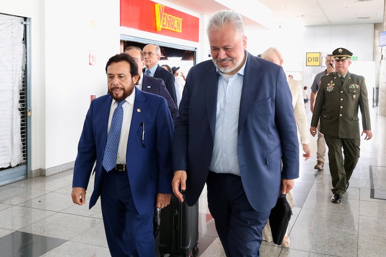 Vicepresidente de El Salvador, Félix Ulloa (izquierda), acompañado de Carlos Suárez (derecha), estratega de Abelardo de la Espriella.