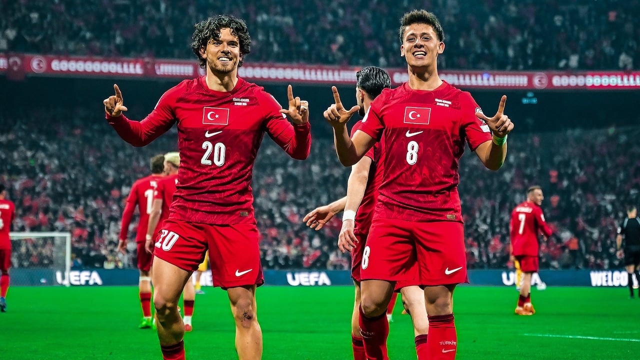 Ferdi Kadıoğlu (izq.) y Arda Guler celebran el único tanto del partido ante Rumania.