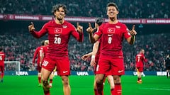 Ferdi Kadıoğlu (izq.) y Arda Guler celebran el único tanto del partido ante Rumania.