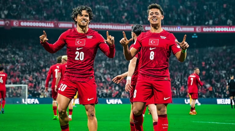 Ferdi Kadıoğlu (izq.) y Arda Guler celebran el único tanto del partido ante Rumania.