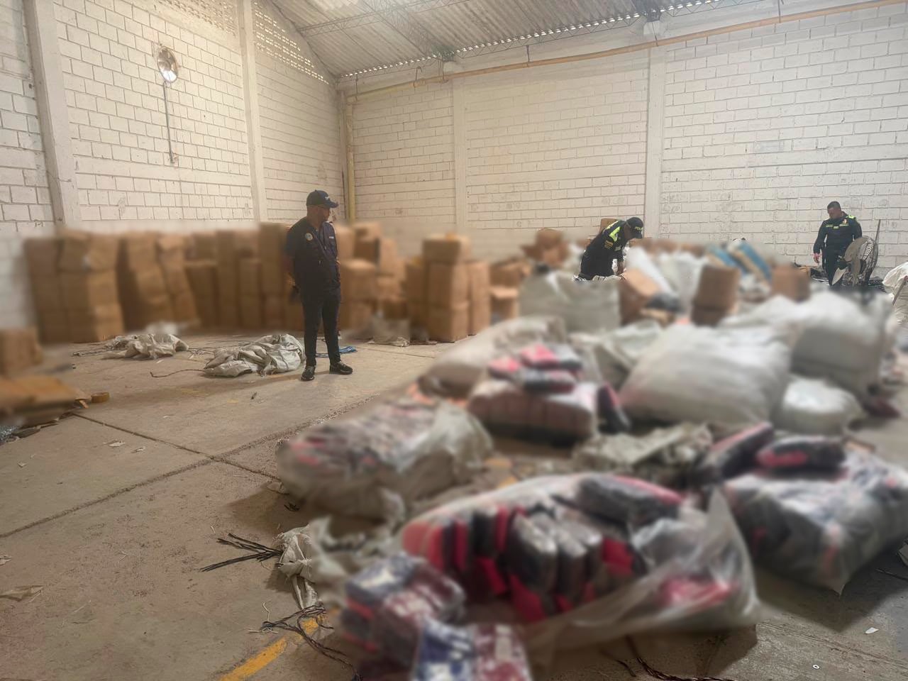 Las autoridades incautaron 28.679 prendas de vestir de procedencia extranjera durante un operativo contra el contrabando en Cartagena.