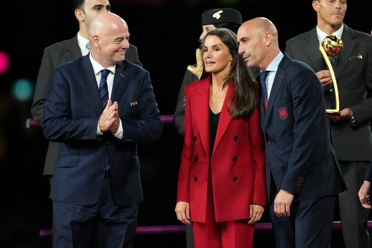 De izquierda a derecha, el presidente de la FIFA, Gianni Infantino, la reina Letizia y el presidente de la federación española de fútbol, Luis Rubiales, conversan en el podio tras la victoria de España en la final de la Copa Mundial Femenina de fútbol contra Inglaterra en el Estadio Australia en Sydney, Australia, el domingo 20 de agosto. , 2023. (Foto AP/Alessandra Tarantino)
