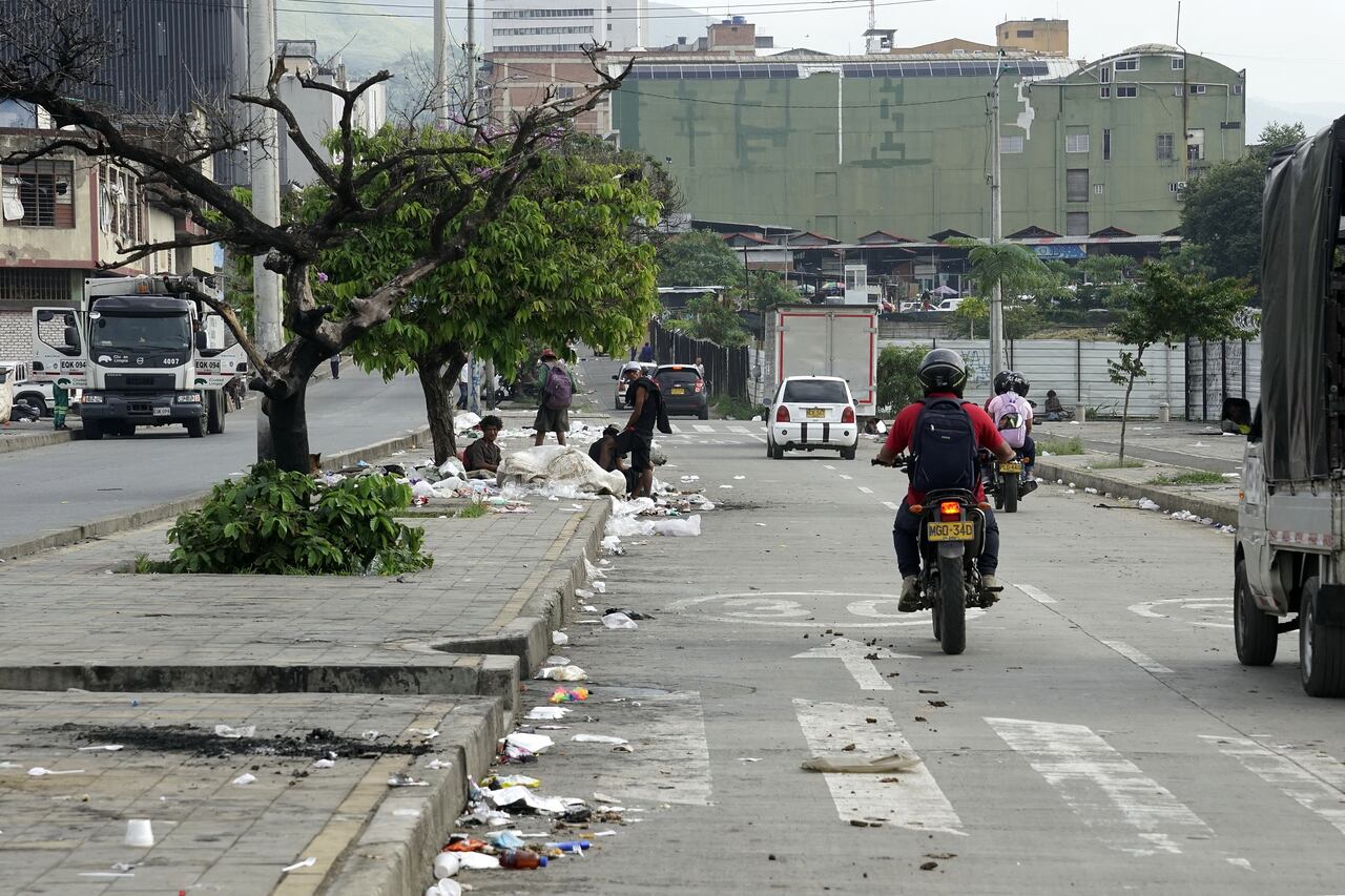 Foto reportaje. Estado en que se encuentran algunas estaciones y corredores del MÍO en el centro de Cali. Foto Jorge Orozco