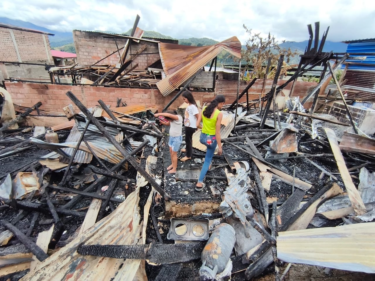 Según el reporte preliminar de las autoridades, el incendio afectó de forma directa a once viviendas y dejó daños parciales en otras nueve. En total, se registraron 25 familias damnificadas, teniendo en cuenta que en varias de las viviendas habitan varios núcleos familiares.