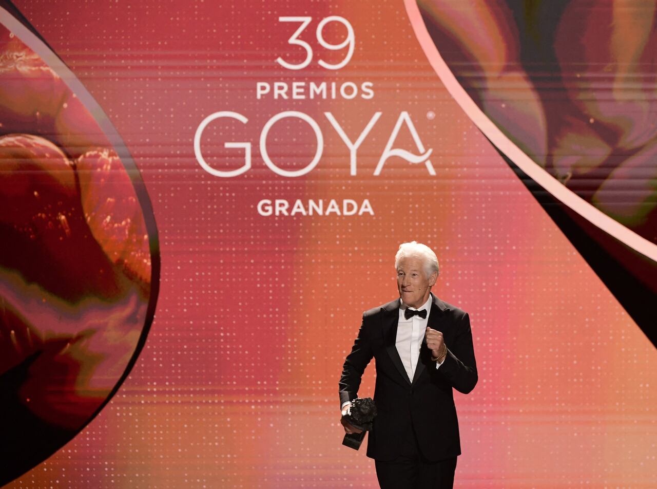 El actor estadounidense Richard Gere recibe el Premio Internacional durante la 39ª ceremonia de entrega de los premios Goya en el Palacio de Congresos y Exposiciones de Granada, el 8 de febrero de 2025. (Photo by CRISTINA QUICLER / AFP)