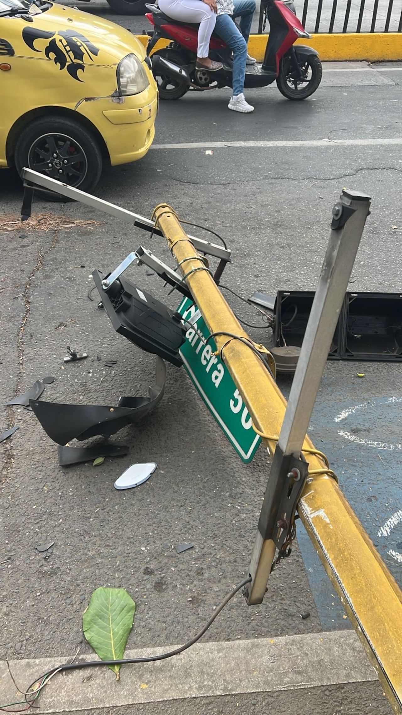 Durante el imprevisto desplome, un motociclista que transitaba por el lugar no logró esquivar las líneas de cableado ni las piezas metálicas que descendieron de forma repentina.
