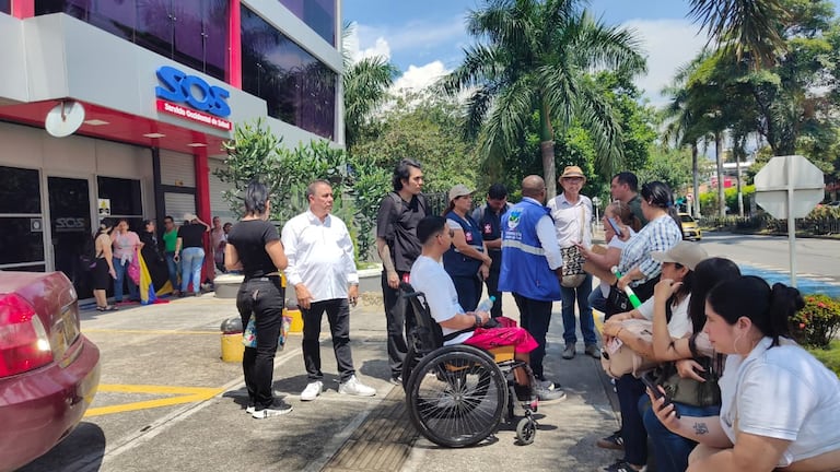 Los manifestantes en la sede de Guadalupe exigieron la presencia de la Superintendencia de Salud para vigilar el cumplimiento de las entregas de medicamentos pendientes.