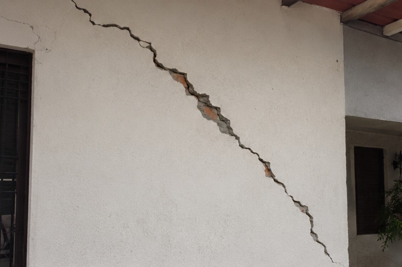 Las fisuras diagonales de mayor tamaño pueden ser una señal de movimientos importantes en una edificación y requieren una evaluación profesional.