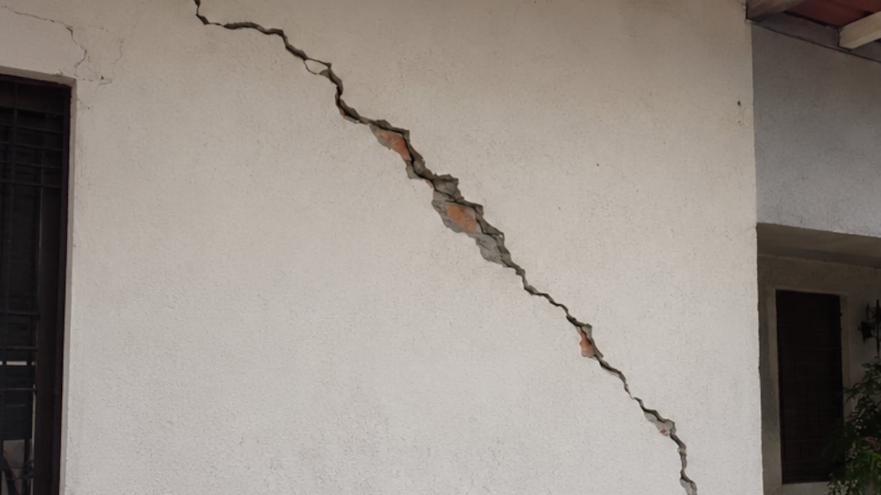 Las fisuras diagonales de mayor tamaño pueden ser una señal de movimientos importantes en una edificación y requieren una evaluación profesional.