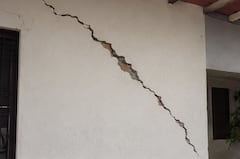 Las fisuras diagonales de mayor tamaño pueden ser una señal de movimientos importantes en una edificación y requieren una evaluación profesional.