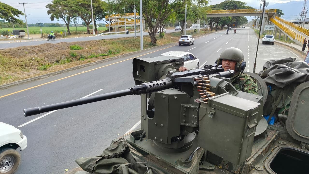 Blindaje de entradas a Cali con tanques del Ejército Nacional.