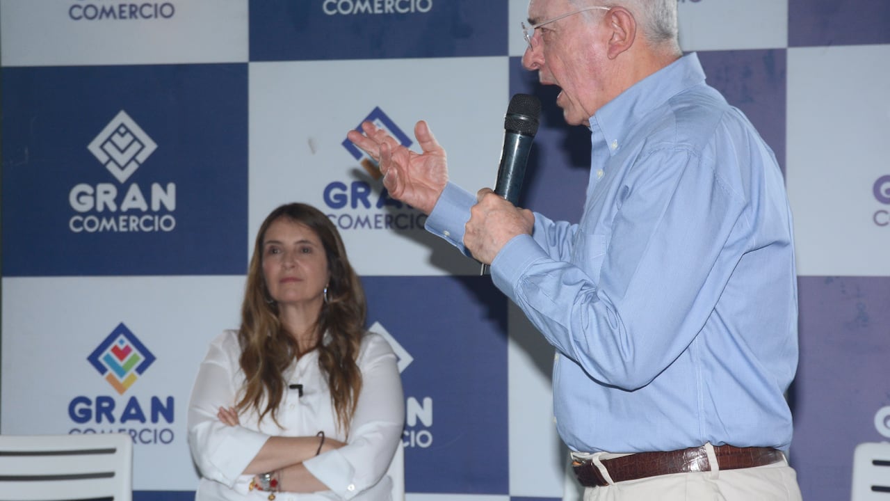 El líder del Centro Democrático, el expresidente Álvaro Uribe Vélez, llegó este martes a un centro comercial del centro de Cali, junto a la candidata presidencial de esa colectividad, Paloma Valencia. Foto: Jorge Orozco.