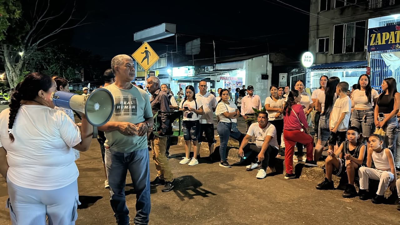 Familiares y vecinos de María Camila Potosí sostienen velas y globos blancos durante la velatón realizada en una cancha del barrio Meléndez, en el sur de Cali, para pedir por el regreso de la bebé Alahia.