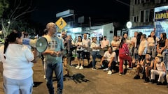Familiares y vecinos de María Camila Potosí sostienen velas y globos blancos durante la velatón realizada en una cancha del barrio Meléndez, en el sur de Cali, para pedir por el regreso de la bebé Alahia.