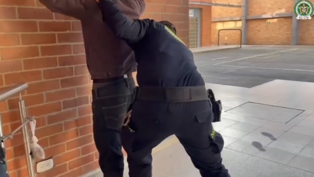 Las autoridades realizaron la captura del ciudadano que pretendía ingresar las sustancias estupefacientes al interior del establecimiento policial.