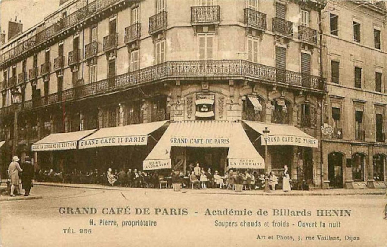 París, a finales del Siglo XIX, vivía una intensa efervescencia cultural: cafés, teatros, ferias y espectáculos científicos convirtieron la ciudad en el terreno fértil donde el cine encontró su primer público.
