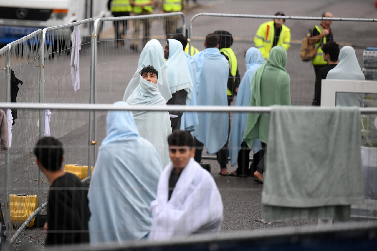Se ve a los detenidos envueltos en mantas dentro del centro de detención a corto plazo para inmigrantes de Manston, cerca de Ramsgate, sureste de Inglaterra, el 3 de noviembre de 2022.