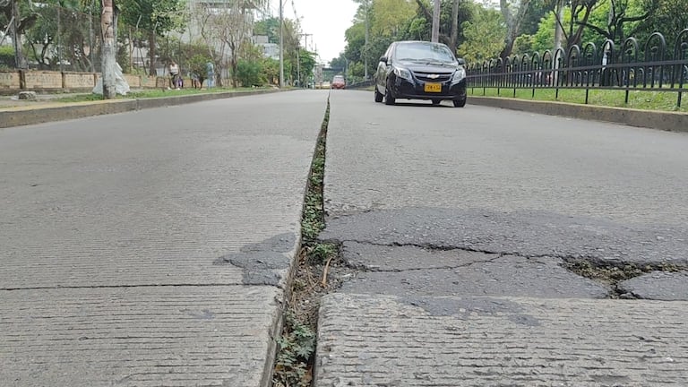 La situación ocurre sobre la Calle 27 entre carreras 42B y 43, donde vecinos solicitan una revisión de la vía y respuestas frente a los reiterados accidentes reportados en la zona.