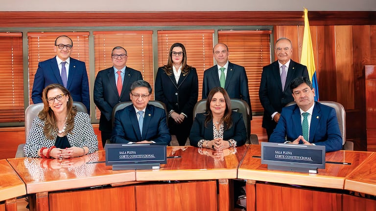 El conjuez Pablo Márquez (izq.) y el magistrado Miguel Polo Rosero (cen.). La Corte Constitucional tendrá que dictar la última palabra sobre la reforma pensional, iniciativa bandera del Gobierno del presidente Gustavo Petro.